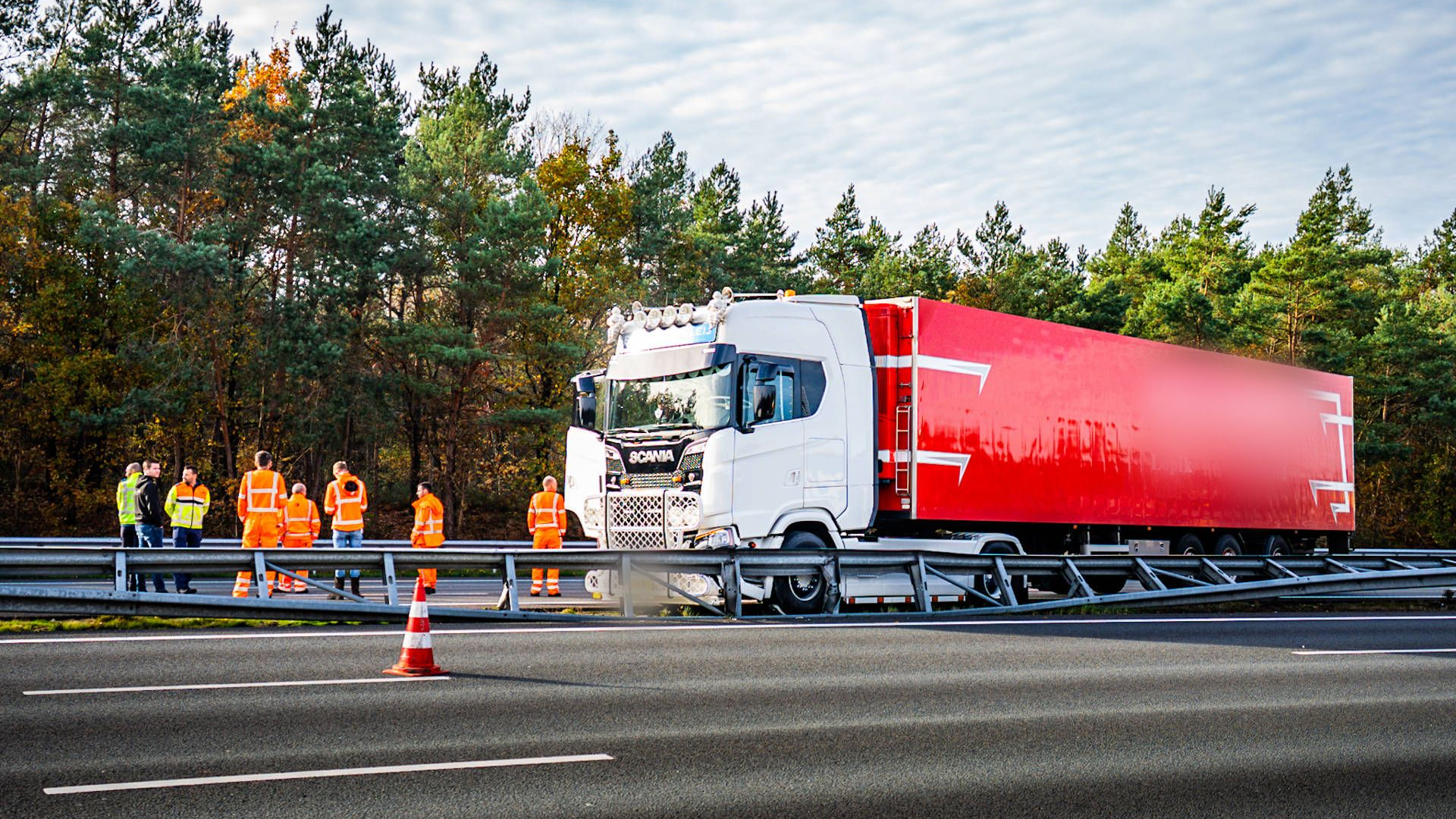 De vrachtwagen ramde de middenrail.