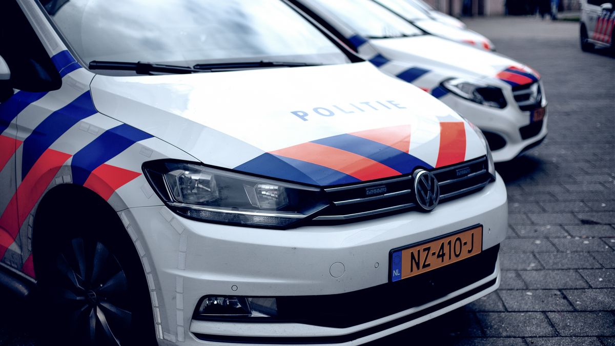 Jongeren vernielen politieauto in Maasbracht en posten video op social media
