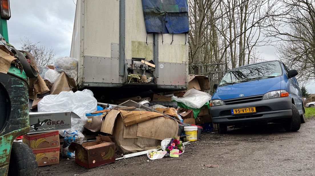 Buurtbewoners leggen bloemen tussen de verzamelde spullen