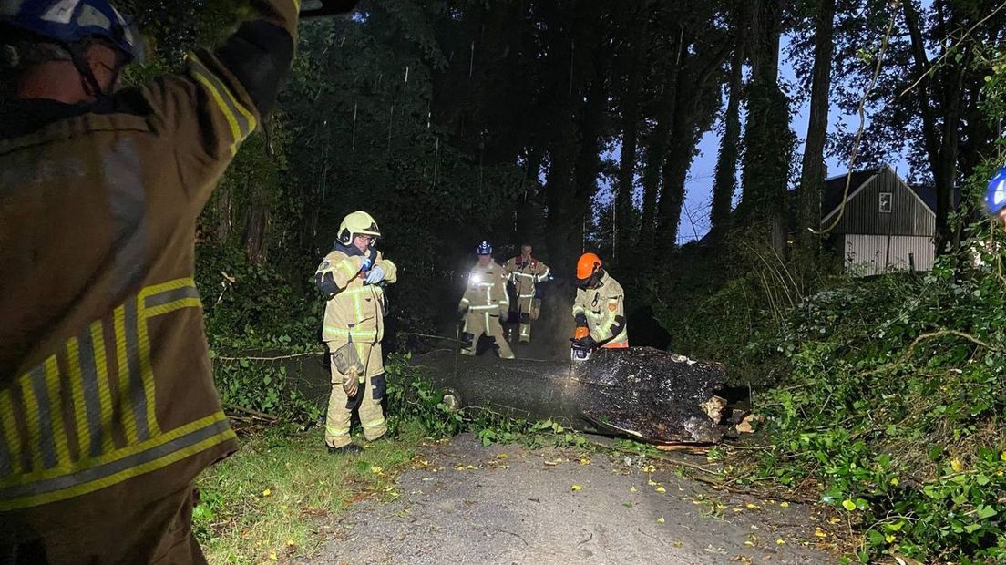 De brandweer is in Oldenzaal druk met een omgewaaide boom.