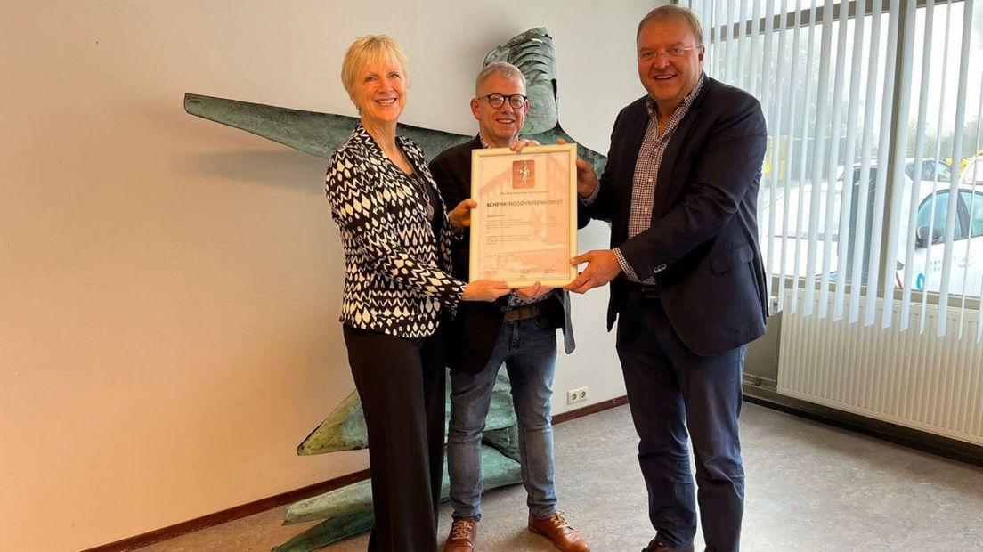 De officiële overhandiging van het symbool van de stad en ziekenhuis