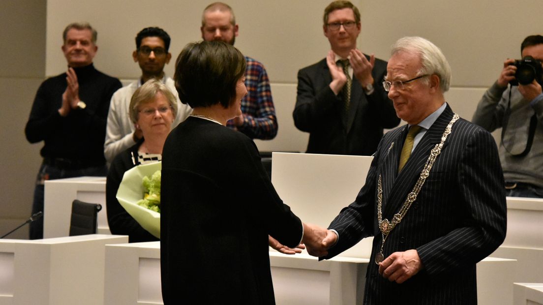 Burgemeester Jozias van Aartsen feliciteert Saskia Bruines.