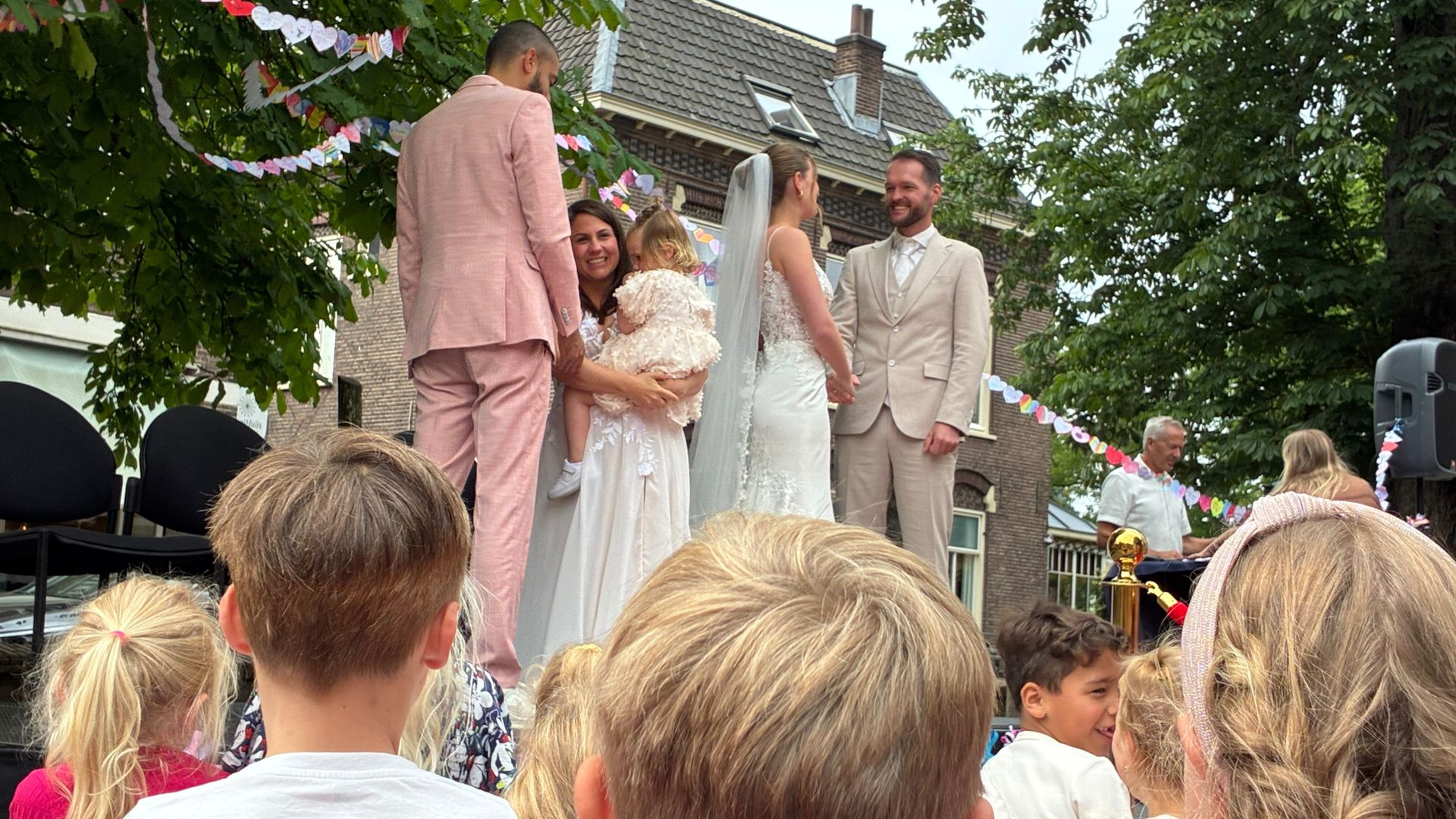 Meester en juf trouwen in bijzijn van honderden leerlingen
