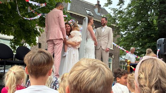 Meester en juf trouwen in bijzijn van honderden leerlingen