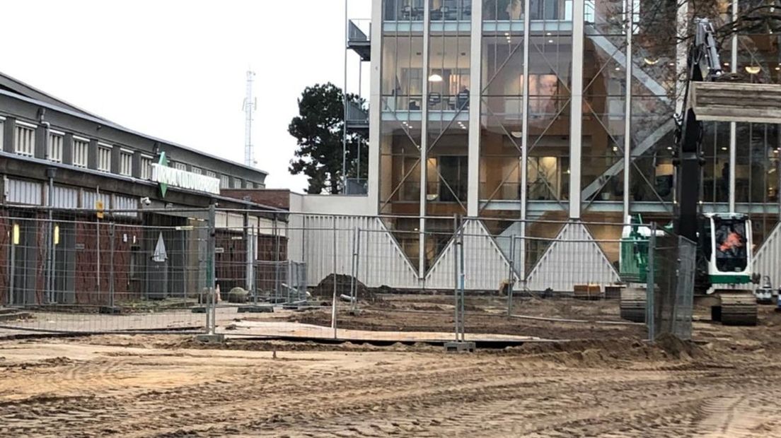 De brandbom is voorlopig afgedekt met zand en platen