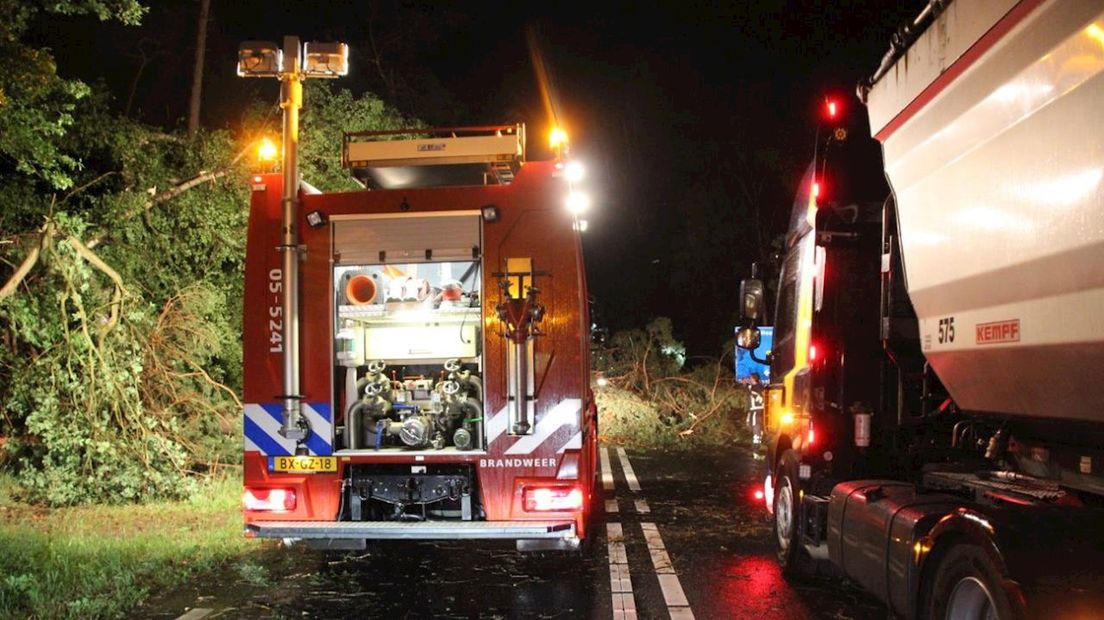 Bomen over de N332 bij Holten