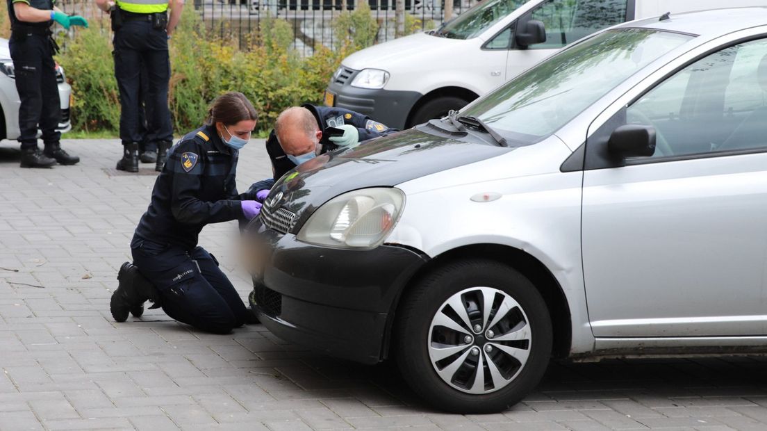 De politie doet onderzoek bij de Toyota Yaris