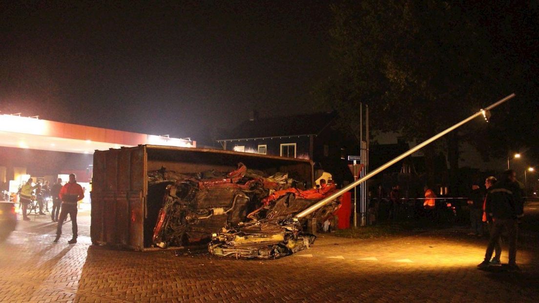 Vrachtwagen met schroot kantelt in Staphorst