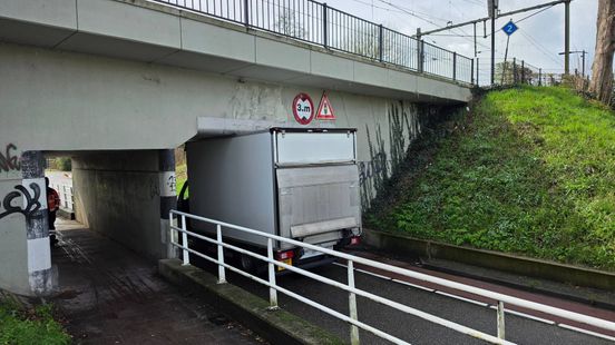 Weer rijdt bestuurder bakwagen zich muurvast in tunnel