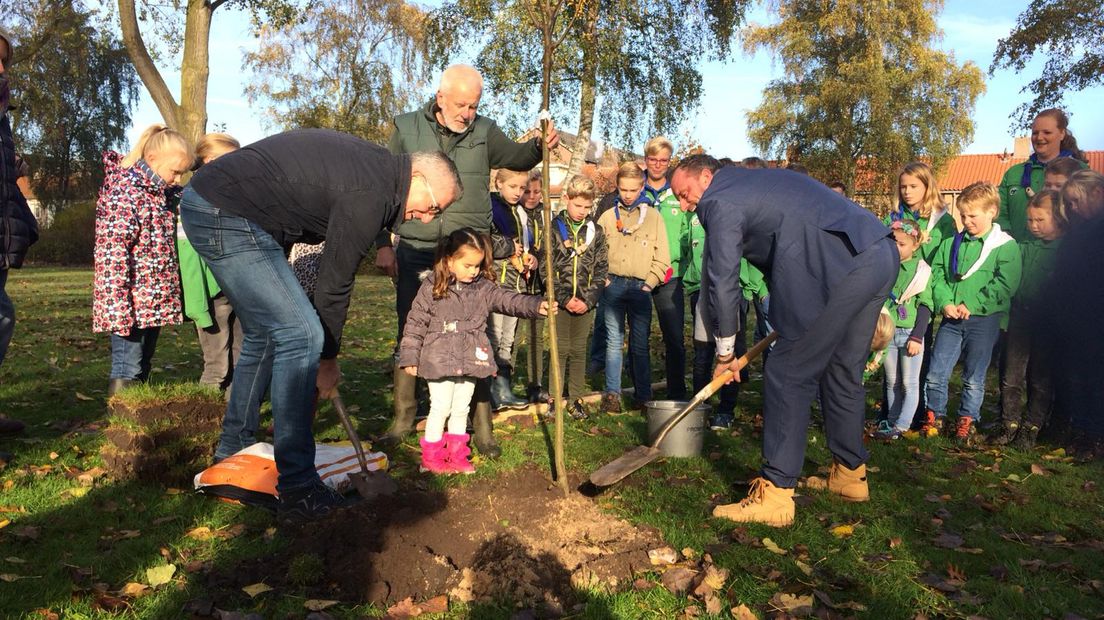 Gedeputeerde Henk Jumelet en wethouder Erik Giethoorn planten de eerste fruitboom (Rechten: Landschapsbeheer Drenthe)