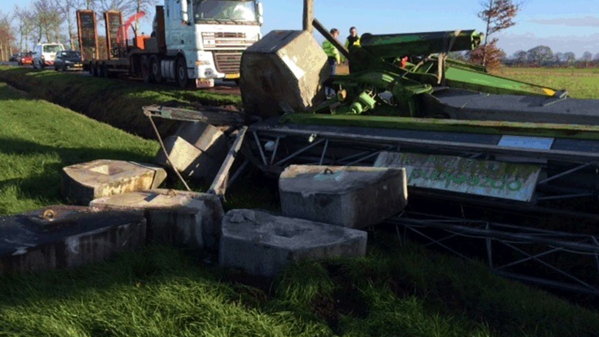 Aanhanger met zware betonblokken belandt in sloot bij Donderen