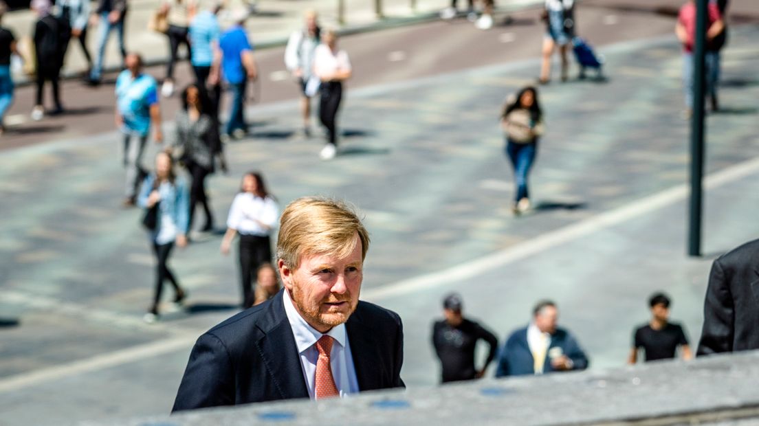 Willem-Alexander loopt de trappen bij het Jaarbeursplein op.