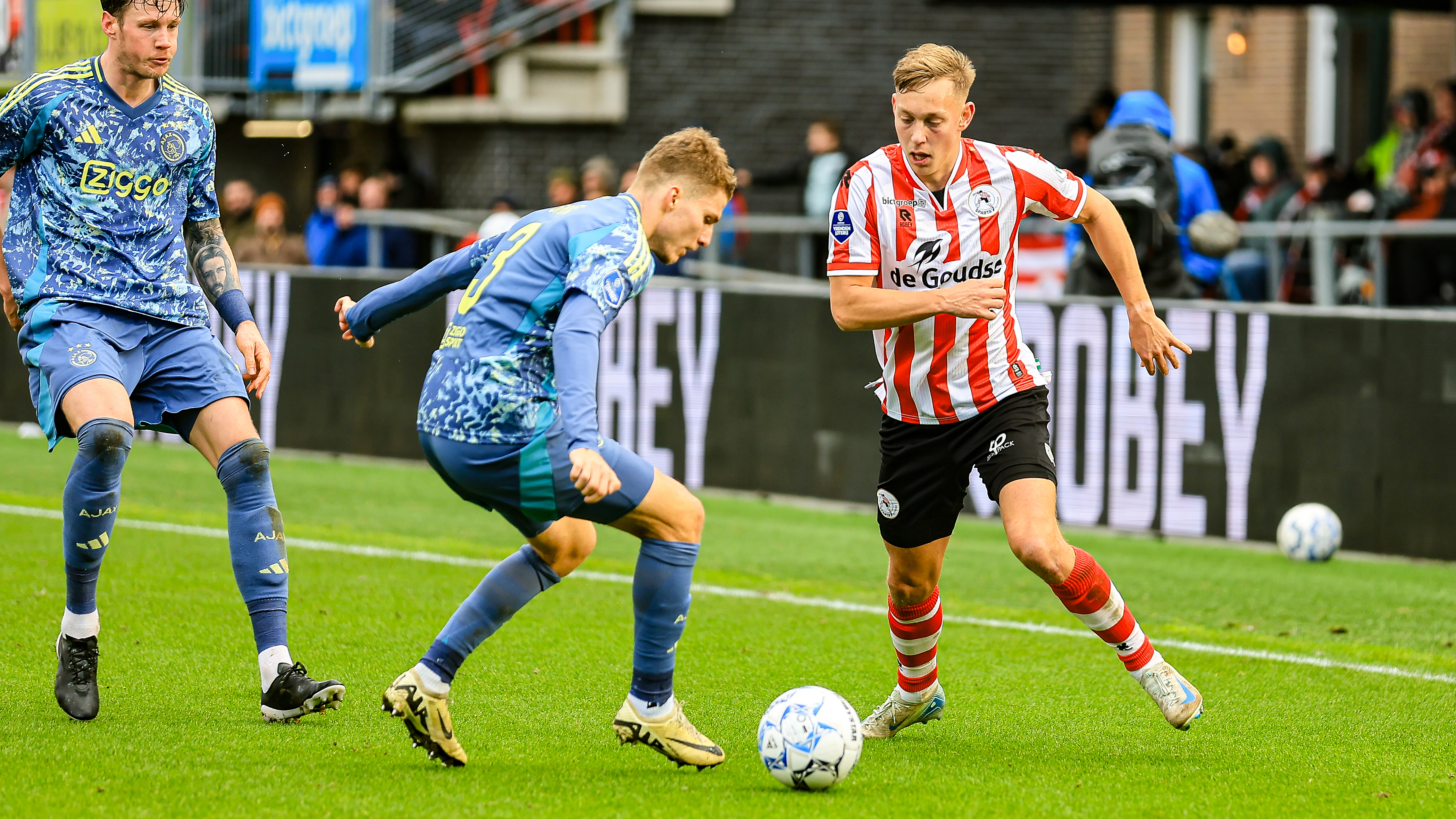 Julian Baas in actie tegen Ajax