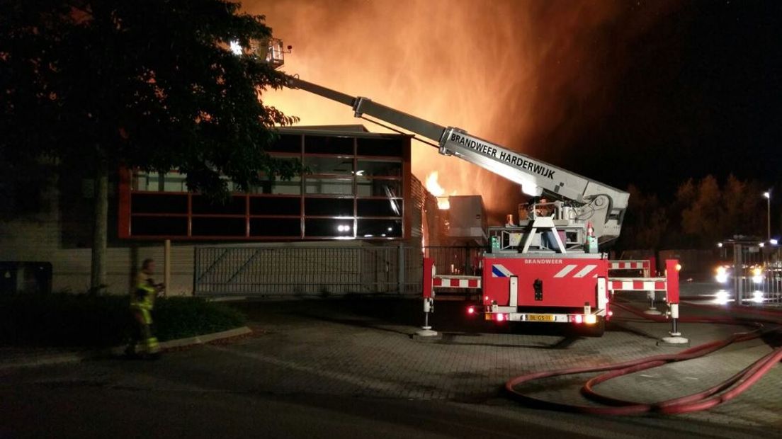 Een grote brand heeft vrijdagavond Timmerfabriek Olofsen in Harderwijk in de as gelegd. De brandweer liet het pand gecontroleerd uitbranden en wist te voorkomen dat het vuur oversloeg naar omliggende bedrijven. Er is niemand gewond geraakt.