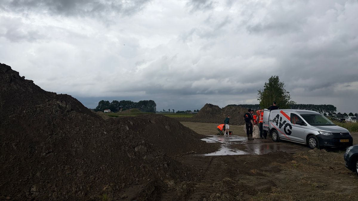 LIVE: Bom onderweg naar springlocatie • Bom Breskens onschadelijk gemaakt