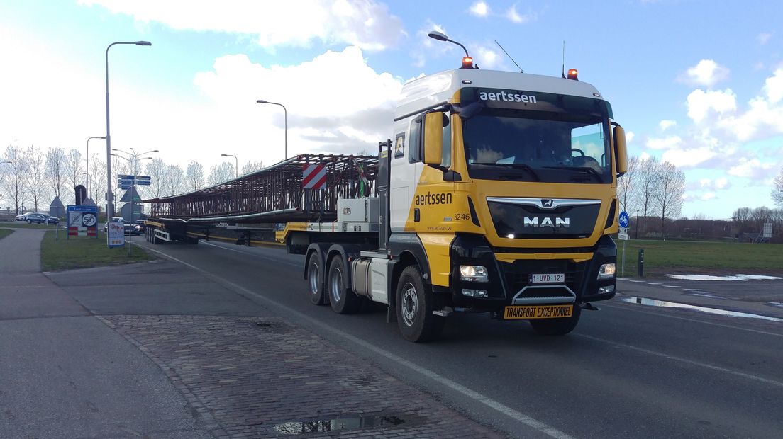 Vrachtwagens van 50 meter lang rijden af en aan voor Nieuwe Sluis