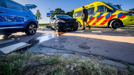 Ongeluk onder invloed • beschadigde autos. Ongeluk onder invloed • beschadigde autos.