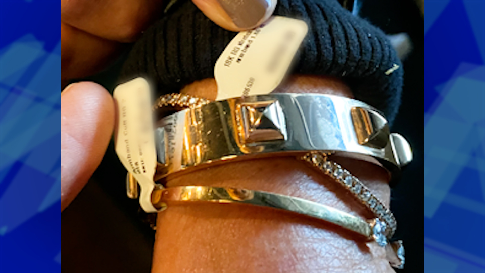 Een paar van de gestolen sieraden