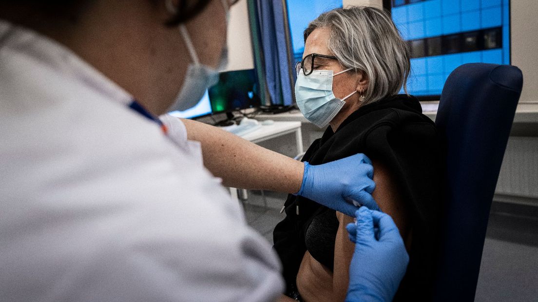 Een zorgmedewerker bij het UMCG wordt ingeënt