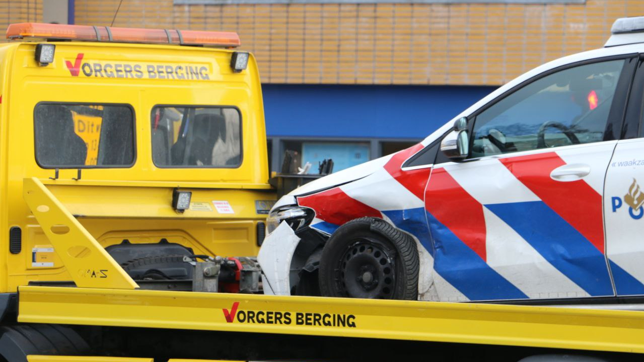 Politieauto betrokken bij aanrijding Hengelo.