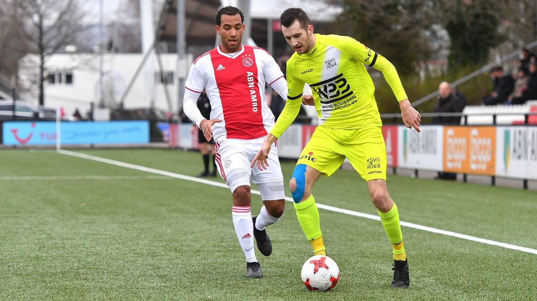 Gianni Tiebosch in duel met een tegenstander van de amateurs van Ajax