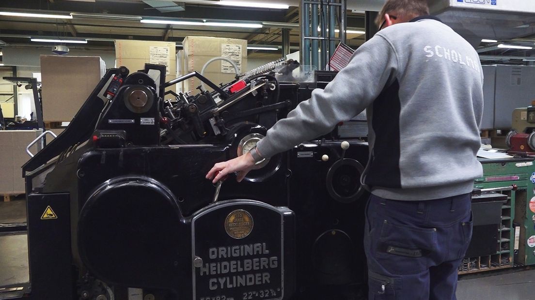 Een drukkerijmachine bij Scholma Druk BV in Bedum