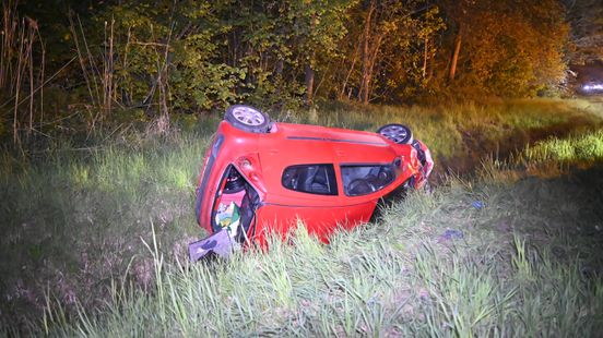 112 Nieuws: Auto slaat over de kop en belandt in sloot Home