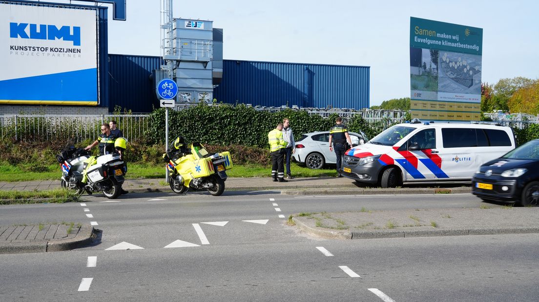 De hulpdiensten helpen de bestuurder
