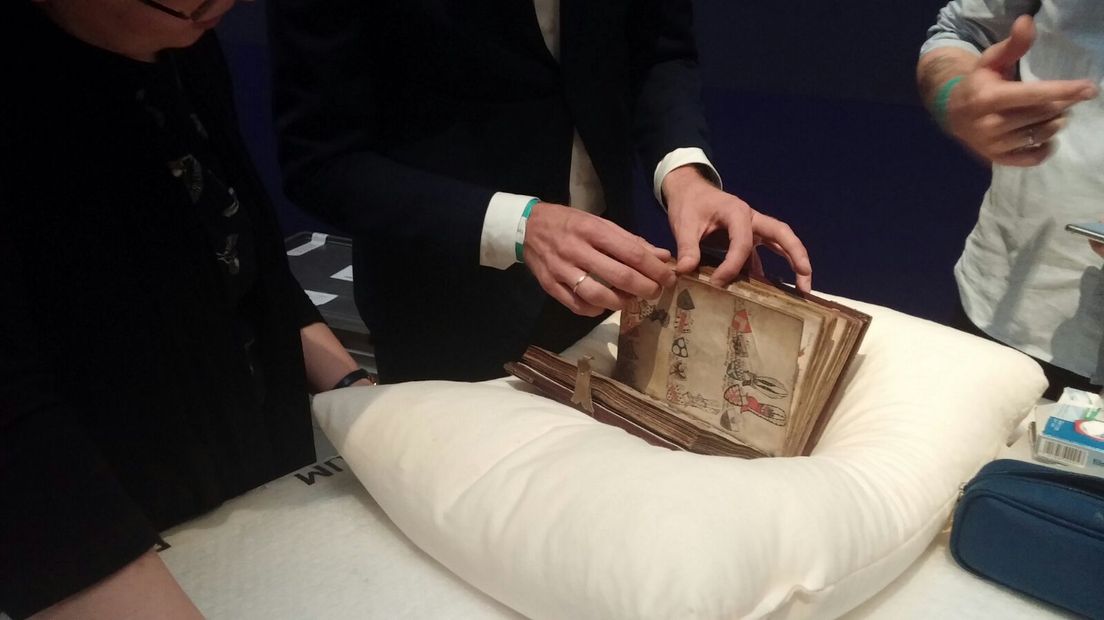 Het is één van de grootste kunstwerken uit de Gelderse geschiedenis: het wapenboek van de Heraut Gelre. Vele jaren lag het achter slot en grendel in de Koninklijke Bibliotheek van Brussel. Deze week is het middeleeuwse boek voor het eerst sinds eeuwen weer in Nederland.