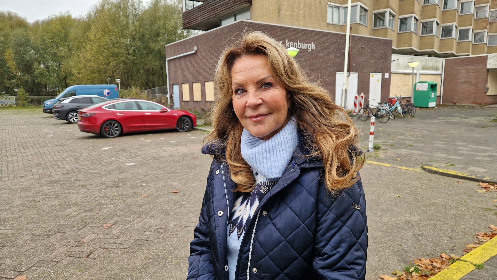 Raadslid Anita Verweij bij de flat.