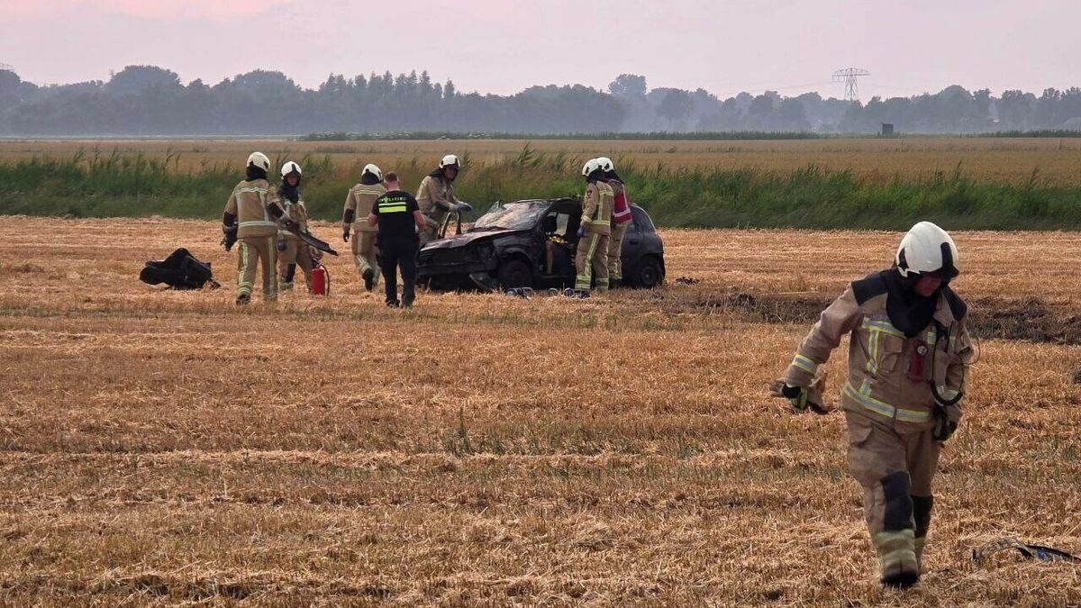 Automobilist vliegt uit bocht en komt na tientallen meters op akker tot stilstand