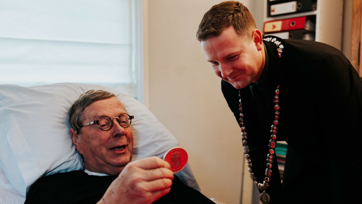 Erepenning voor oud-raadslid Wil Kreike uit Vledder