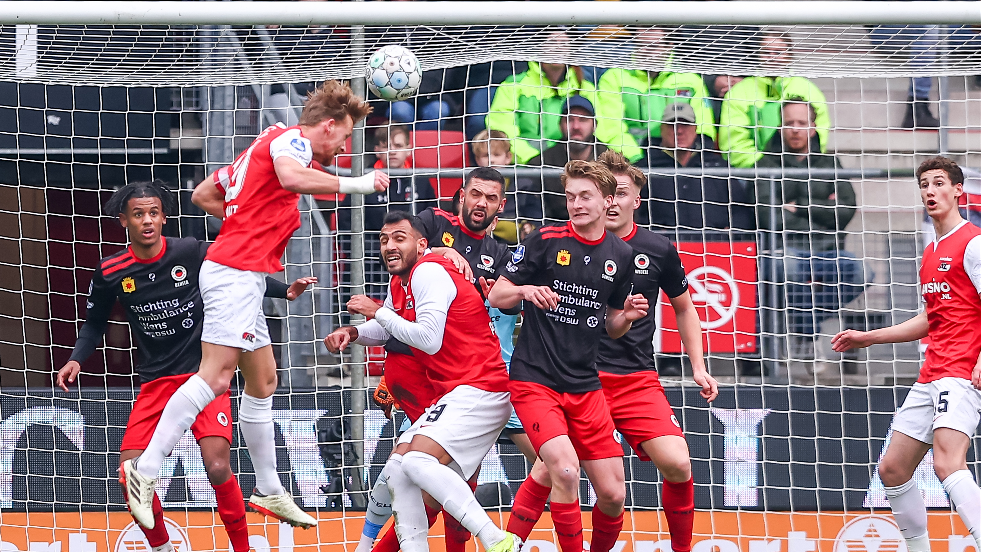 Dani de Wit kopt vogelvrij de 1-0 binnen
