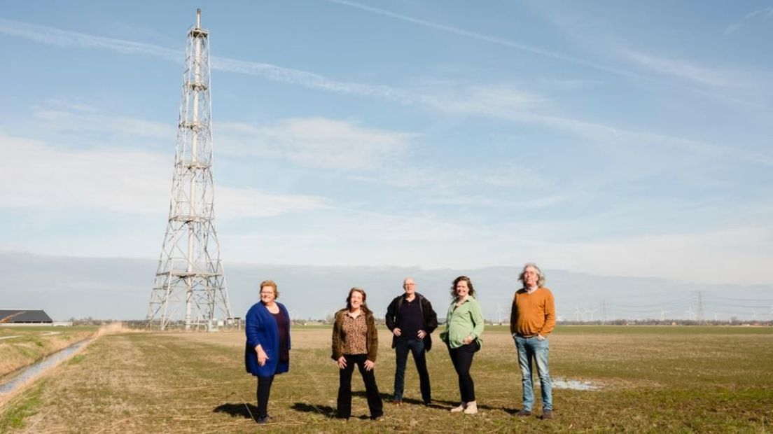 Werkgroep EPIQ voor een fakkeltoren, met van links naar rechts Thea van der Laan, Joke Scholten, Harm Brouwer, Roelien de Jong en Dirk Mulder