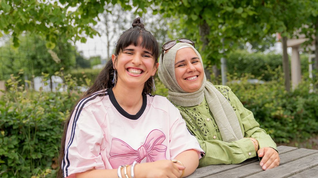 Bewoners van het asielzoekerscentrum in Holten.