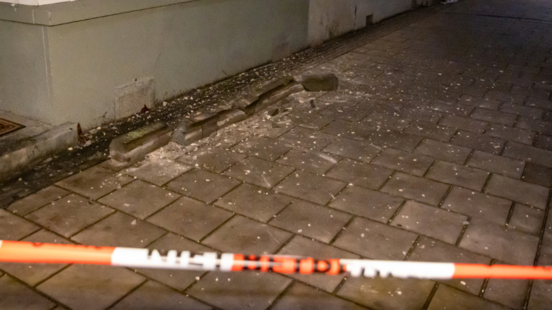 De vensterbank viel van twee hoog naar beneden.