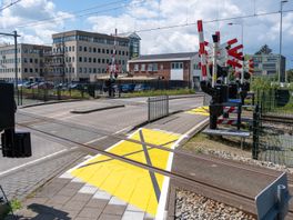 Gele vlakken moeten spoorwegovergang in Assen veiliger maken