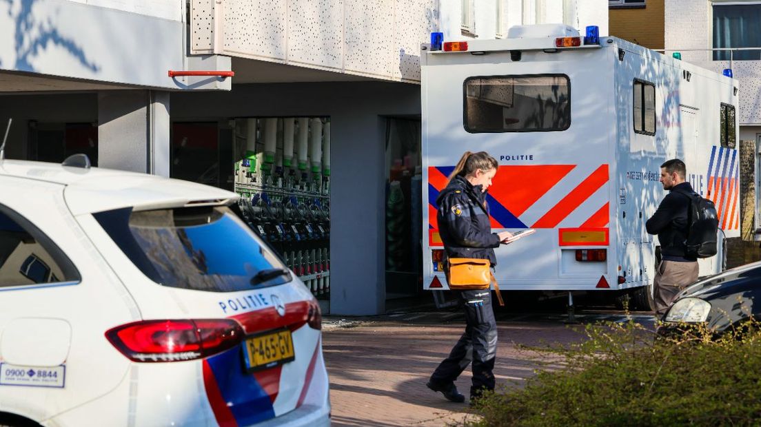De politie doet onderzoek bij de woning aan de Julianastraat