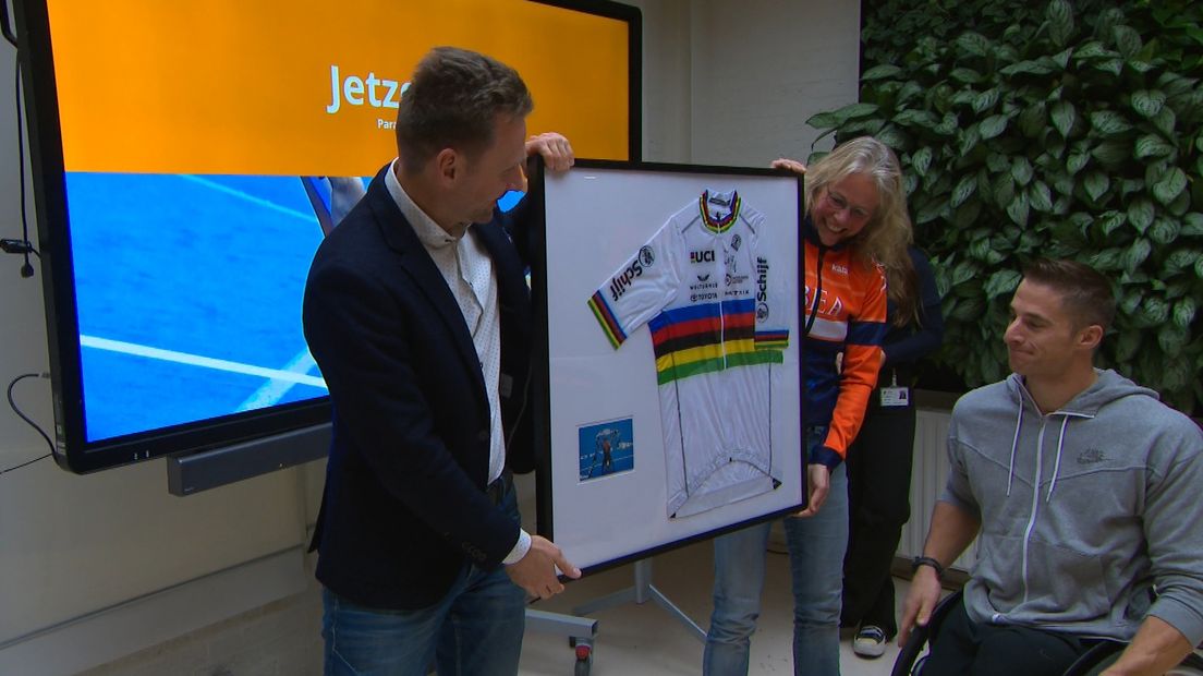 De wk-trui van handbiker Jetze Plat komt in Paralympisch Centrum Noord te hangen