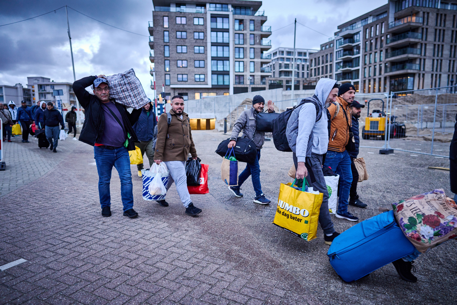 Eerste Asielzoekers Vertrekken Uit Hotel Kijkduin, Deel Terug Naar ...