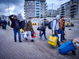 Eerste asielzoekers vertrekken uit hotel Kijkduin, deel terug naar noodopvang