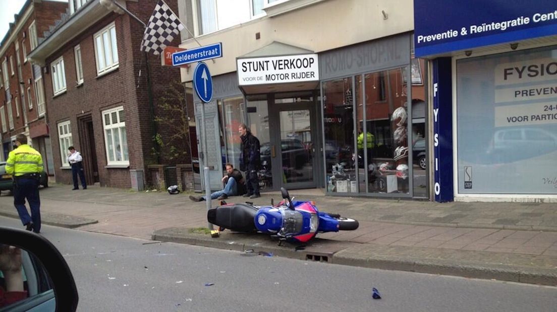 Motor ligt beschadigd op de straat