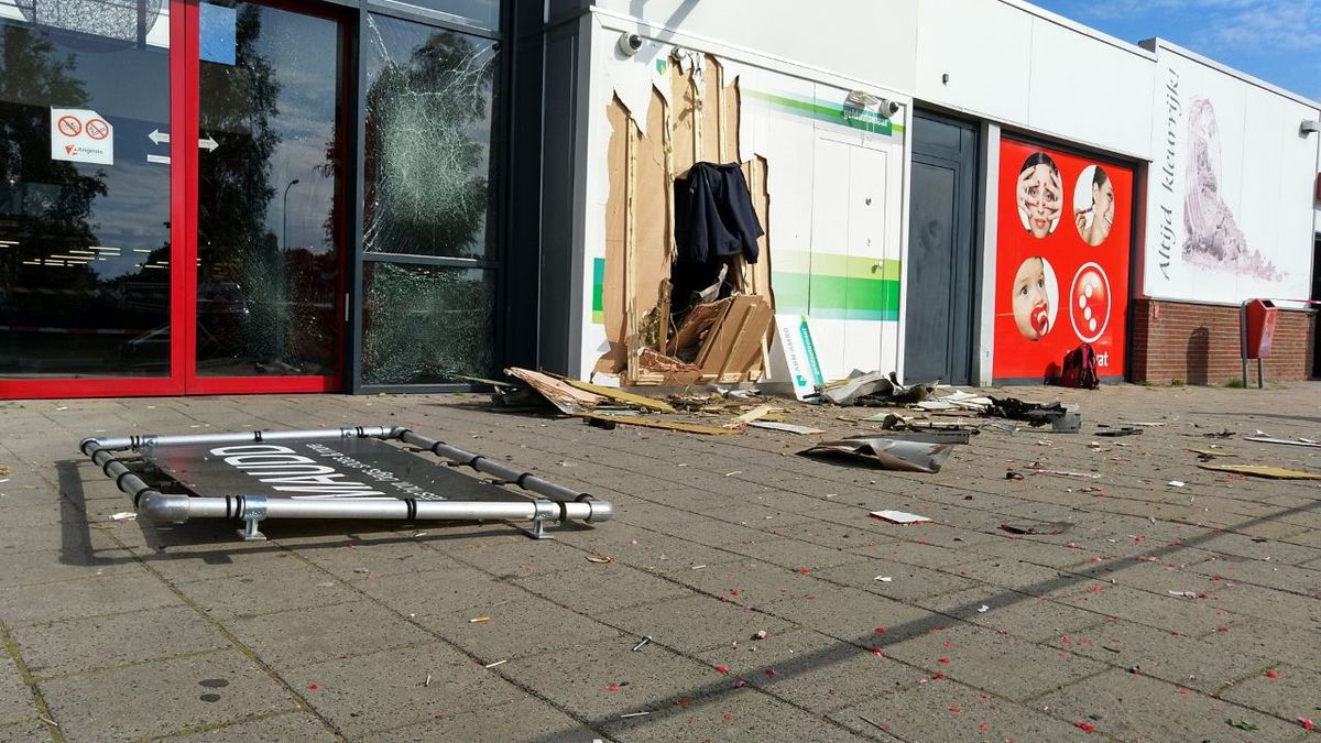 Bekijk hier de ravage na de plofkraak in Angelslo