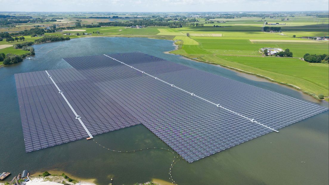 Is dit drijvende zonnepark op de Bomhofsplas in Zwolle een schip?