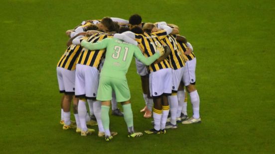 Vitesse eigenlijk gedeeld derde • Devils strijden tegen femicide