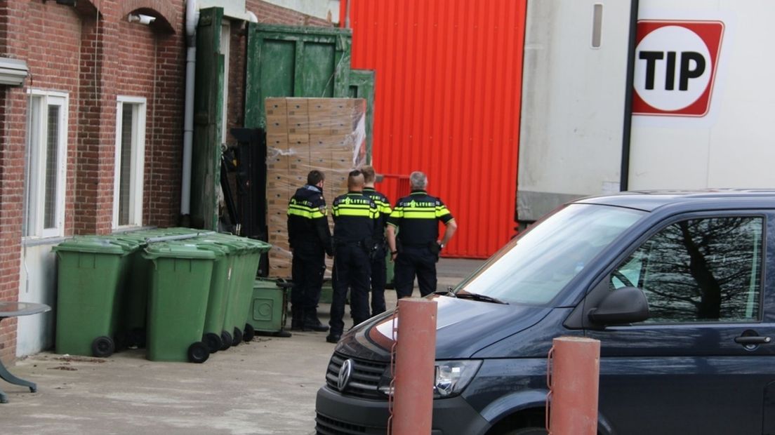 De politie na de inval in Sint Philipsland