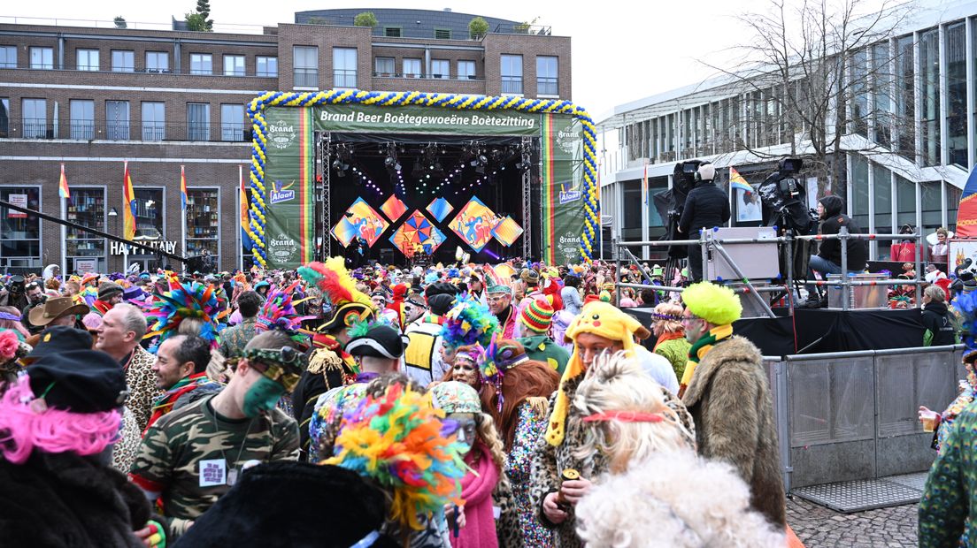 De zoepkoel stroomt vol met carnavalsvierders.