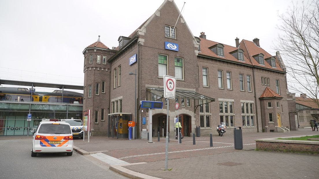 Politie controleert op station Deventer