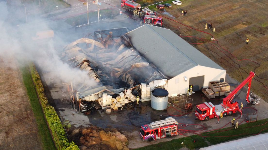 Zeker één loods is door de brand verwoest