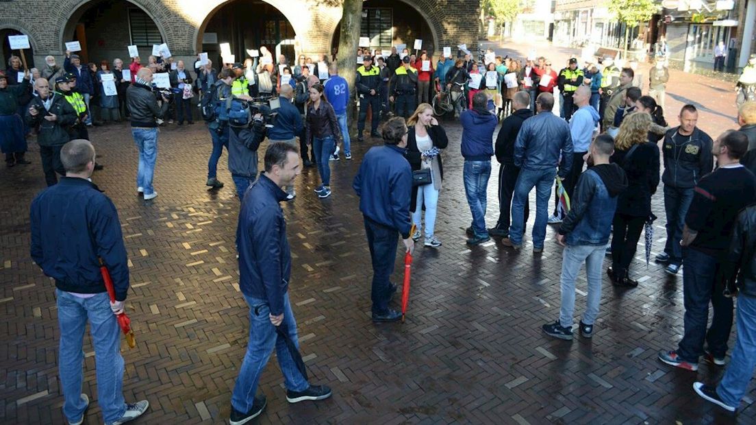 Voor- en tegenstanders azc bij stadhuis Enschede